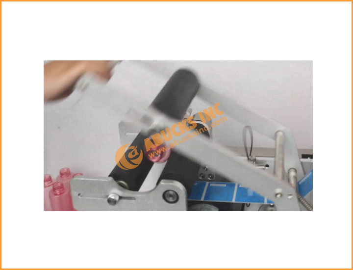 Desktop Model Semiautomatic Round Bottle Sticker Labeling Machine